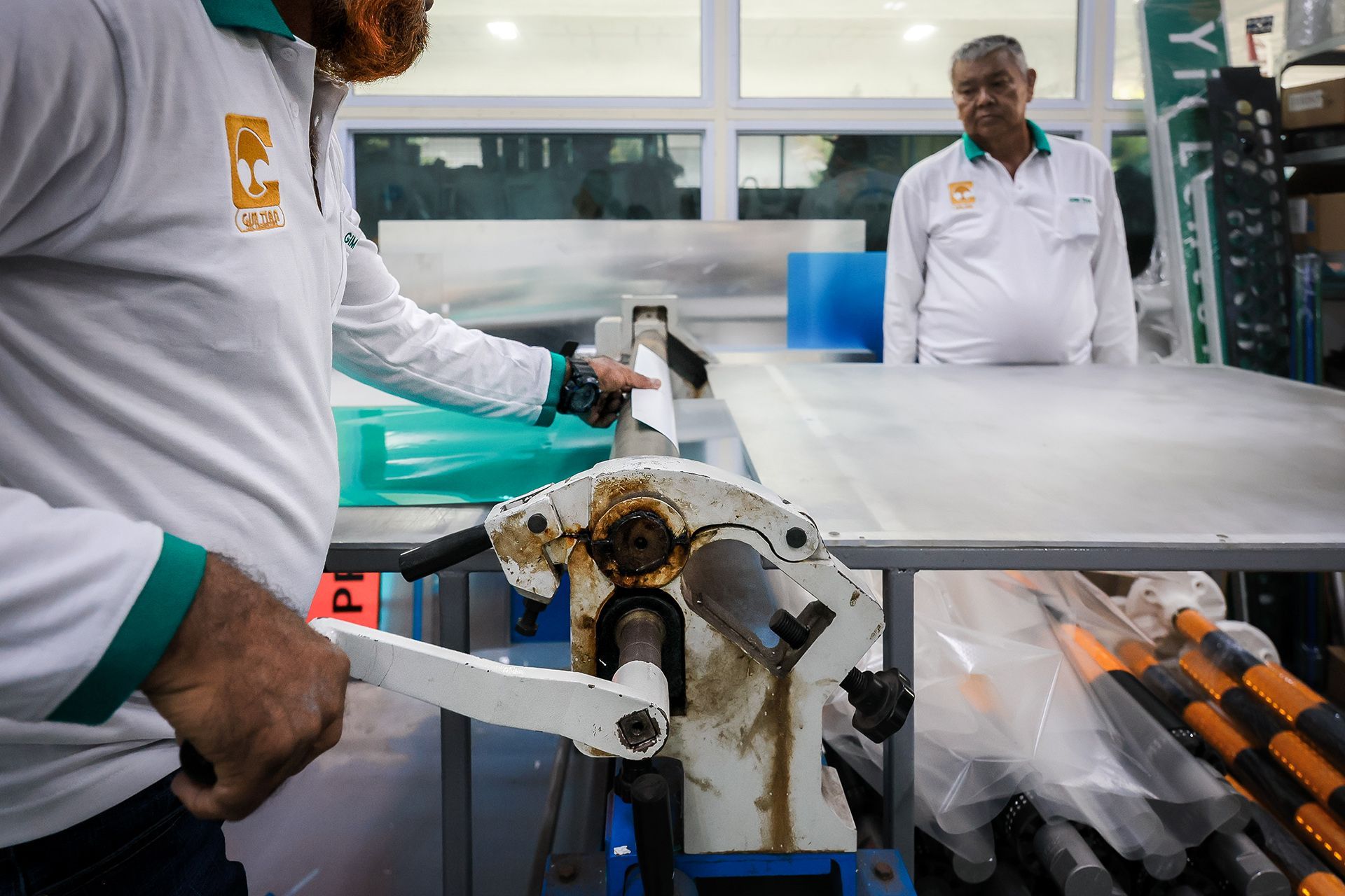 A hand-operated laminating roller.